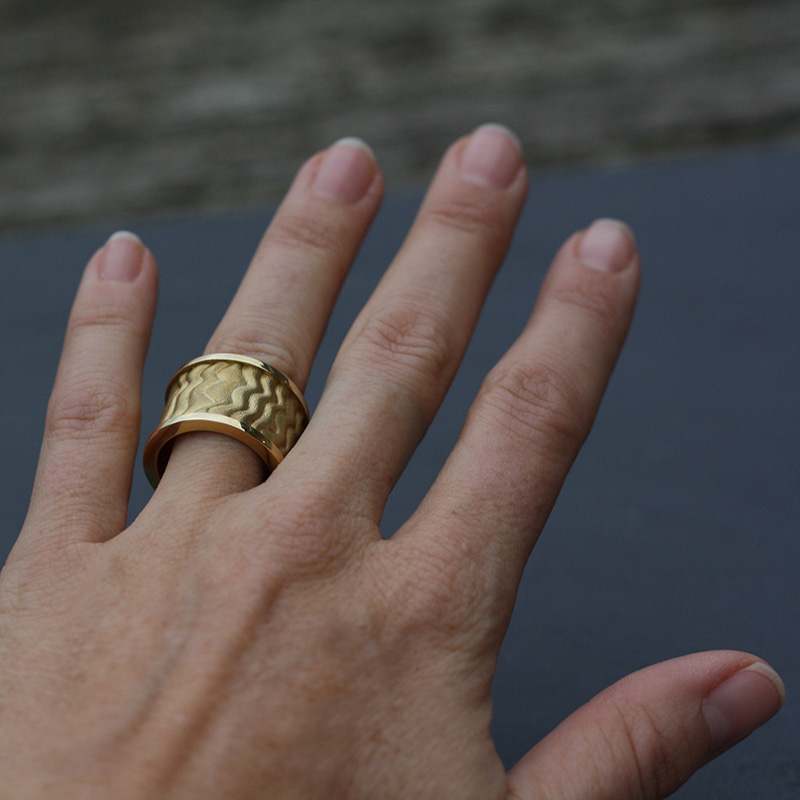 Waterkant Ring Leegwater aus Bronze an Finger