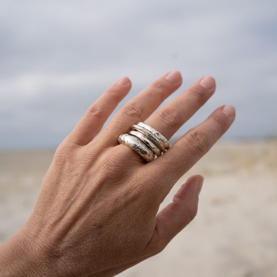 Ringe Treasure am Finger