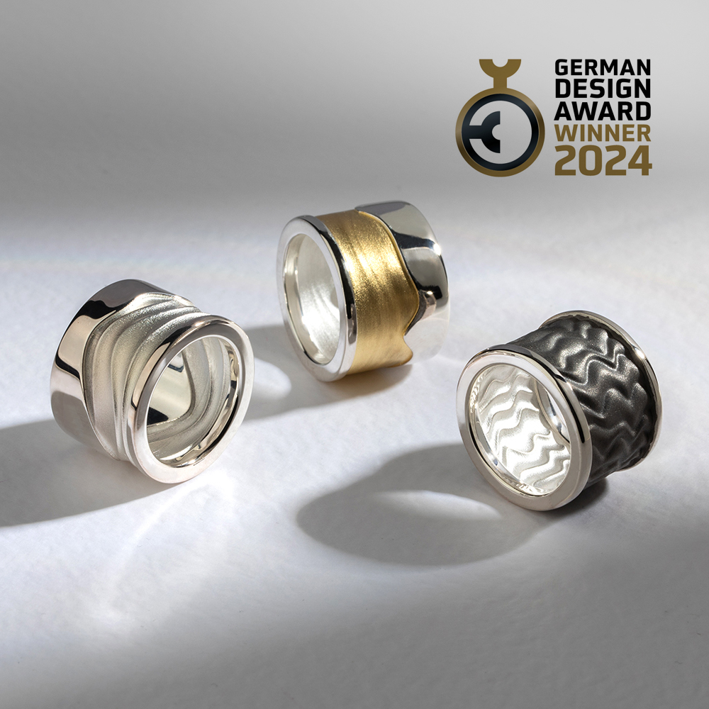 WATERKANT De Luxe Ringe haben den German Design Award 2024 gewonnen! Wenn man etwas mit Liebe und Leidenschaft tut, wenn man an gutes Design glaubt und nicht aufgibt, auch wenn einmal eine schwierige Phase kommt - wenn man in einer positiven und zuversichtlichen Haltung bleibt - dann kann man etwas ganz Besonderes schaffen.