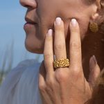 Breiter Ring Sponge und Ohrringe Sponge gold